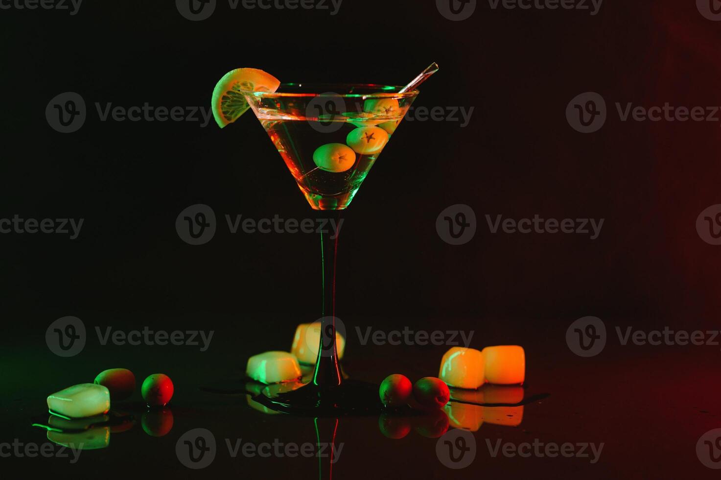 martini vaso y aceitunas en un negro antecedentes con neón luces foto