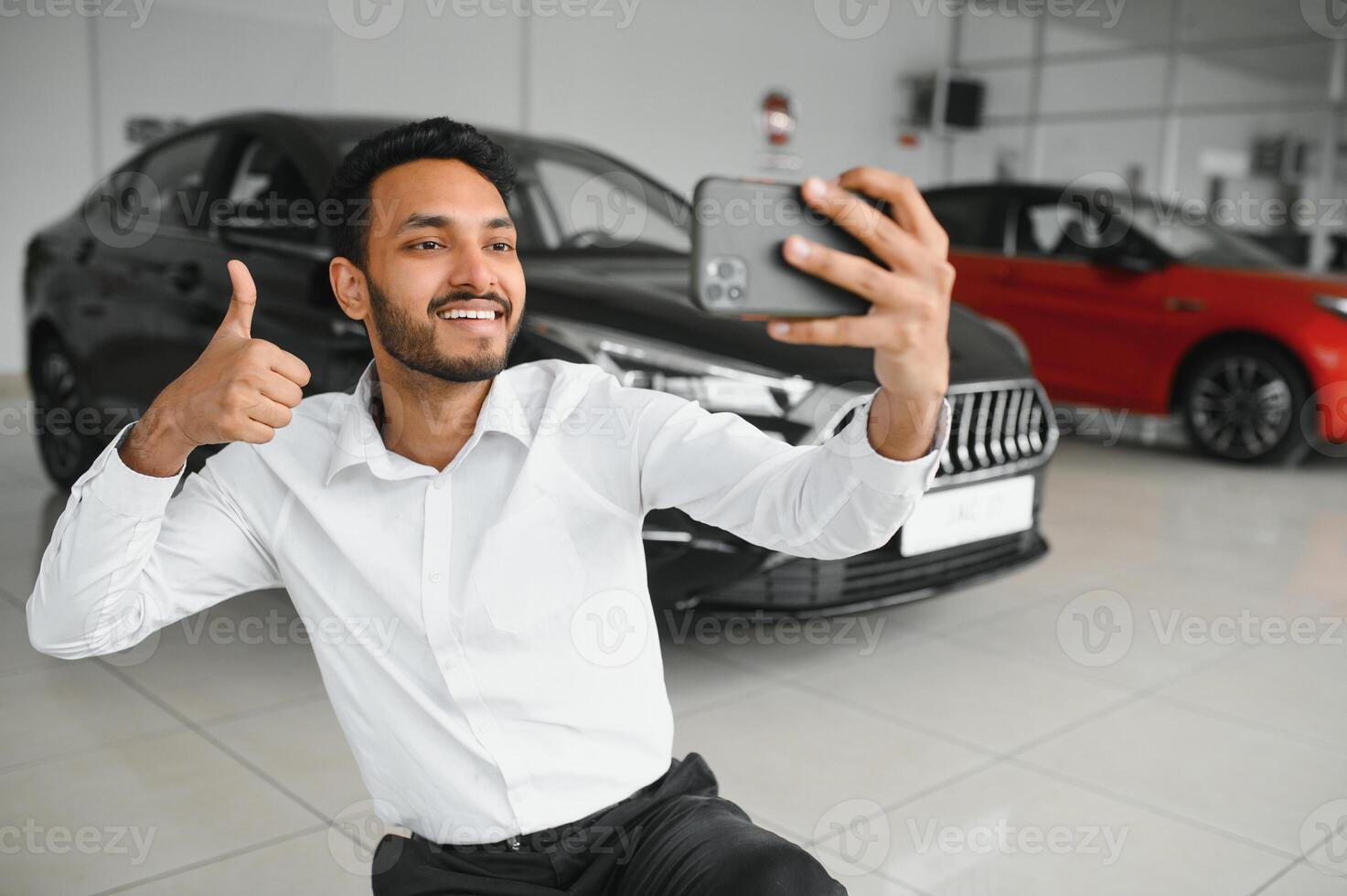 hermoso indio hombre tomando un selfie con coche llaves a su nuevo automóvil a el concesión sala de exposición copyspace tecnología social medios de comunicación compartiendo positividad estilo de vida de viaje turismo. foto