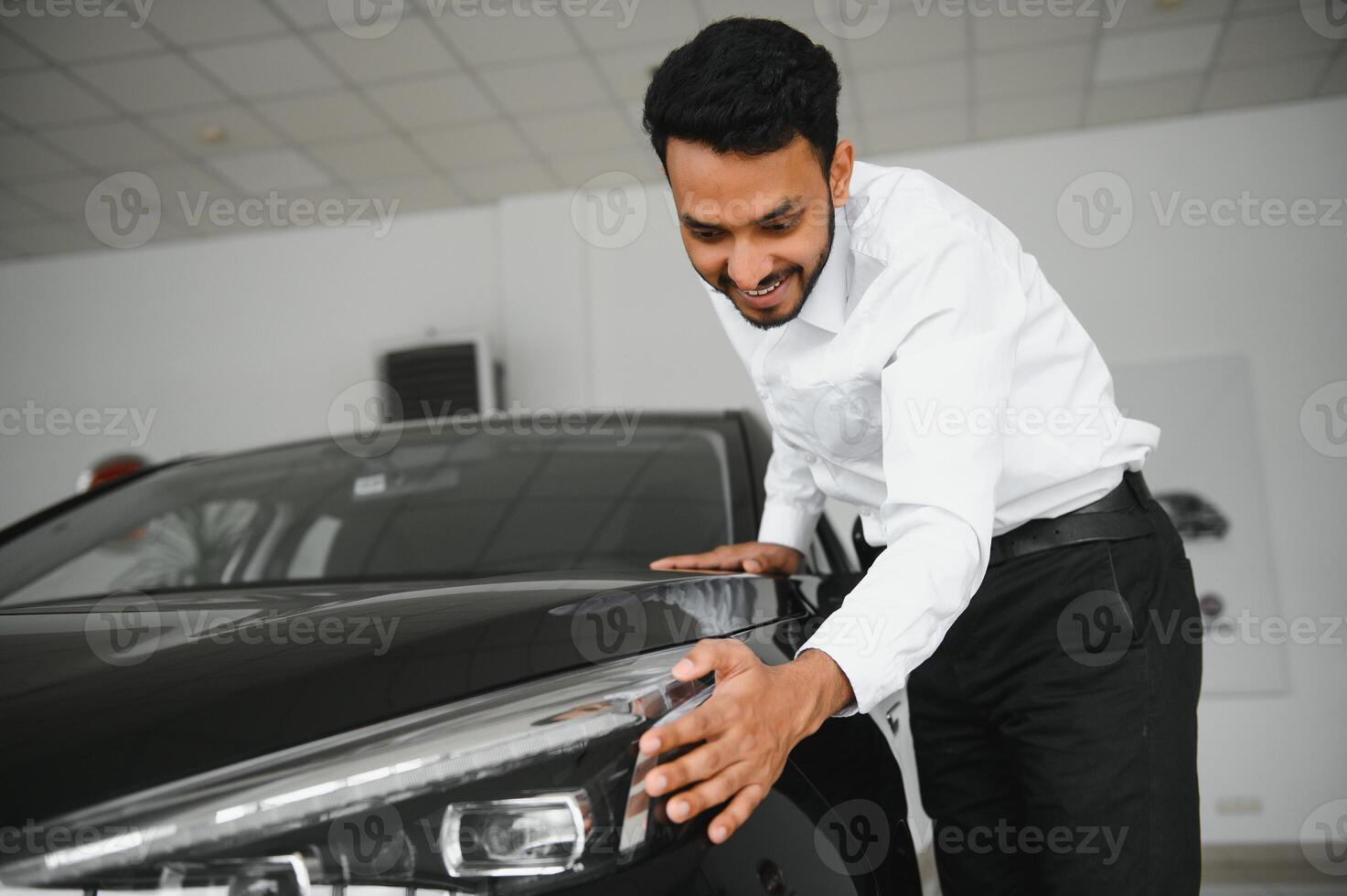 contento indio hombre comprobación coche caracteristicas a sala de exposición foto