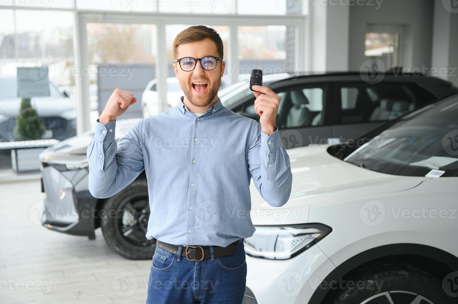 concepto de comprando eléctrico vehículo. hermoso negocio hombre soportes cerca eléctrico coche a concesión foto