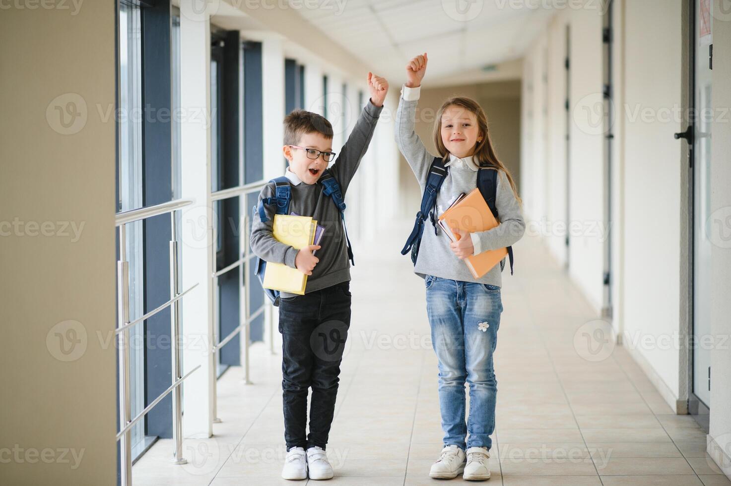 colegio niños en uniforme juntos en corredor. concepción de educación. foto