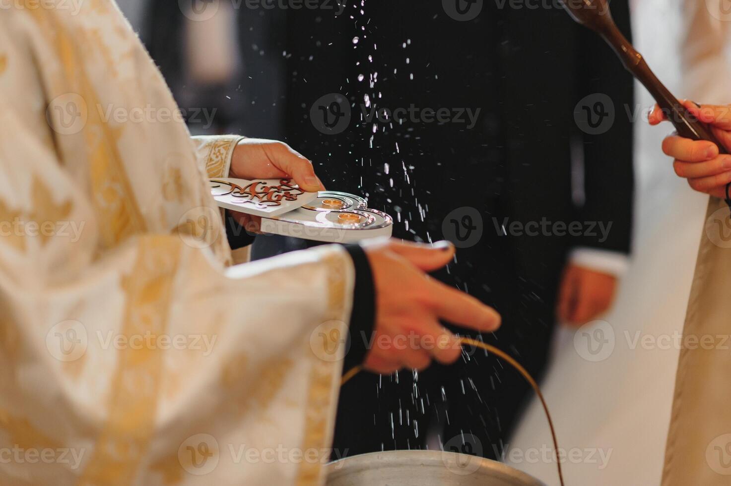 sacerdote durante un Boda ceremonia - nupcial masa. foto