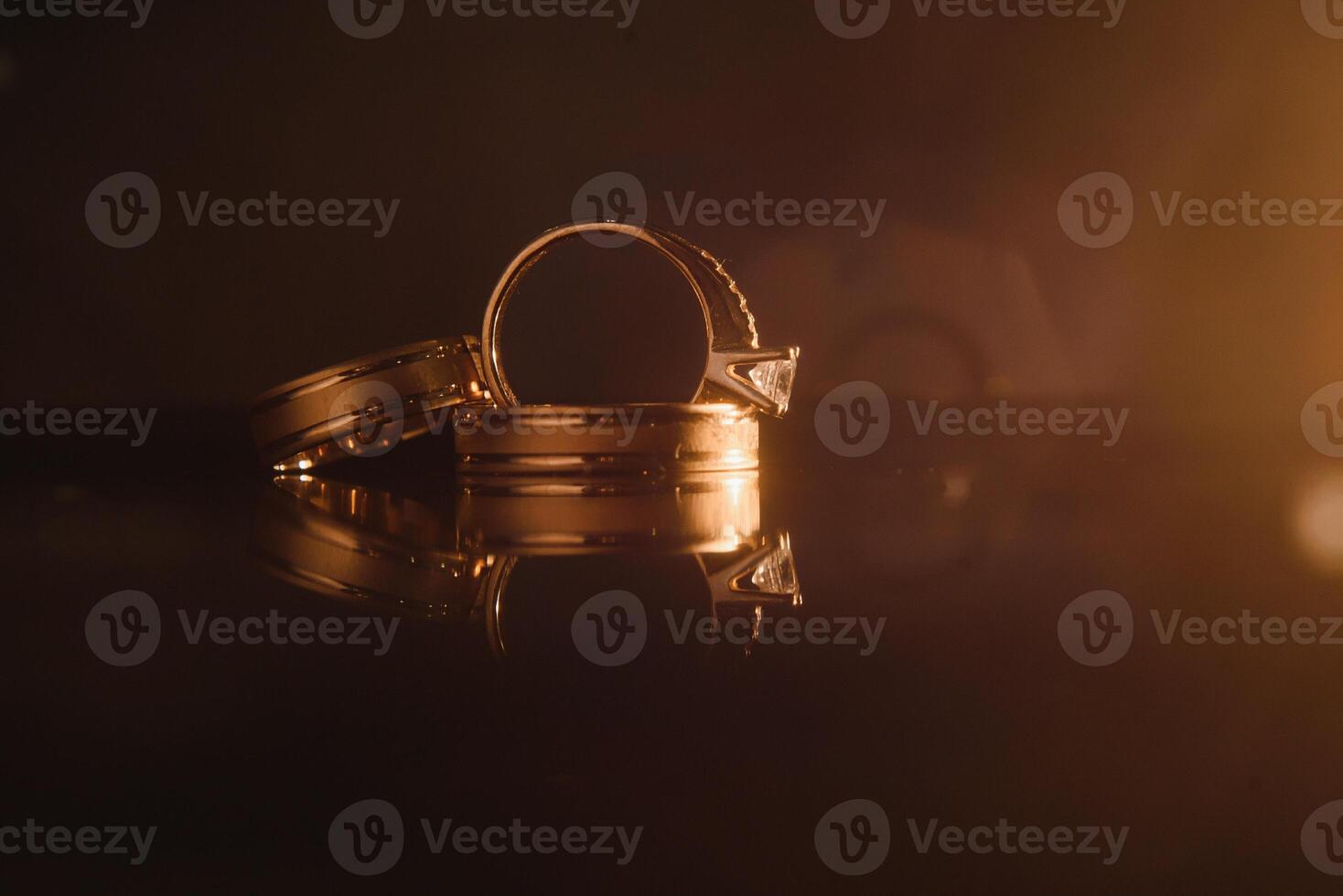 elegante Boda anillos para el novia y novio en un negro antecedentes con reflejos, macro, selectivo enfocar. foto