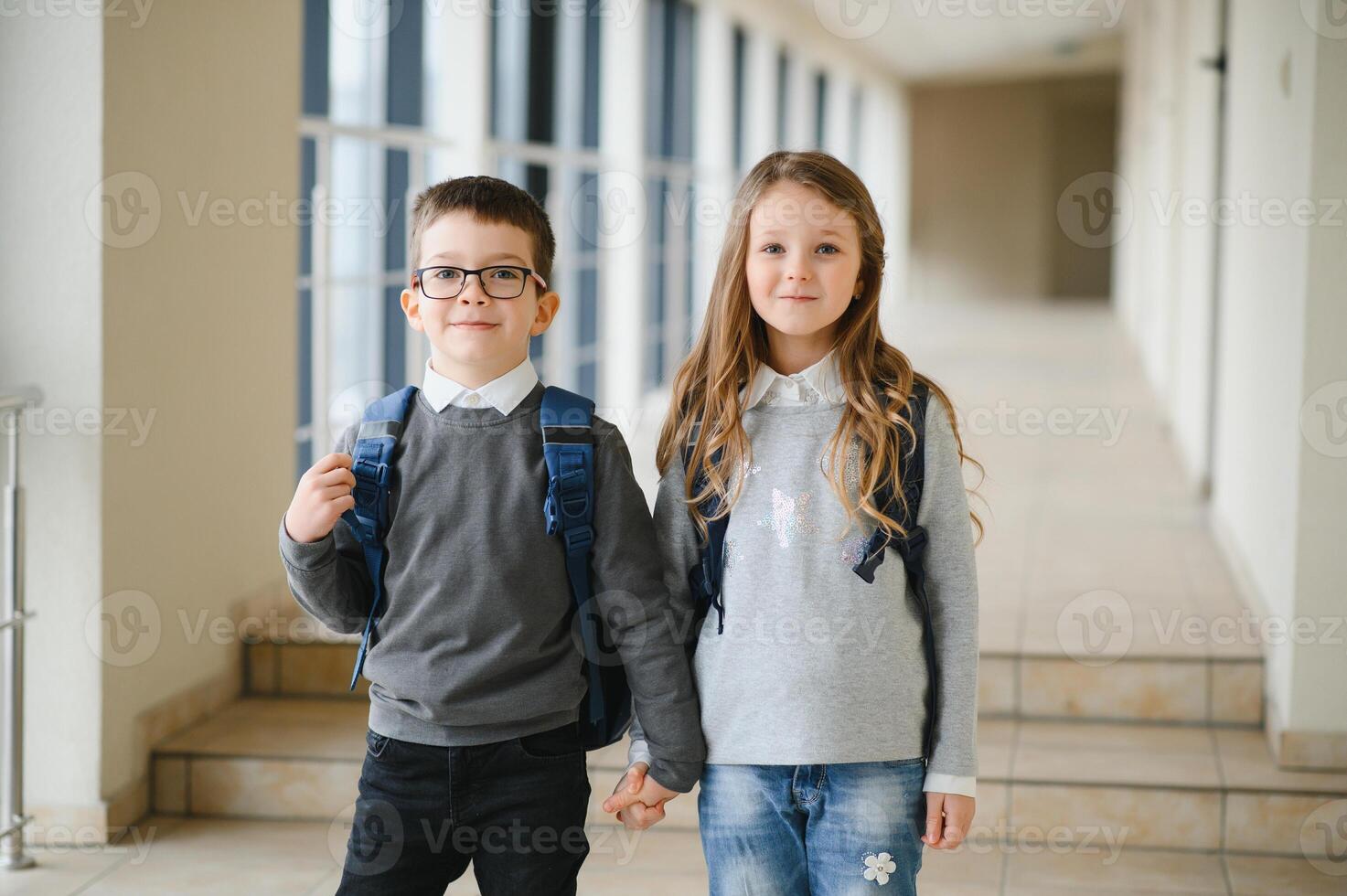 colegio niños en uniforme juntos en corredor. concepción de educación. foto