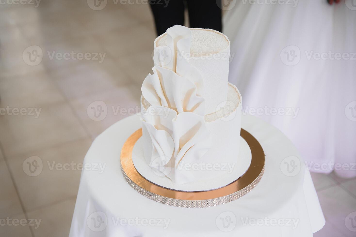 Elegant wedding cake with flowers and succulents. photo