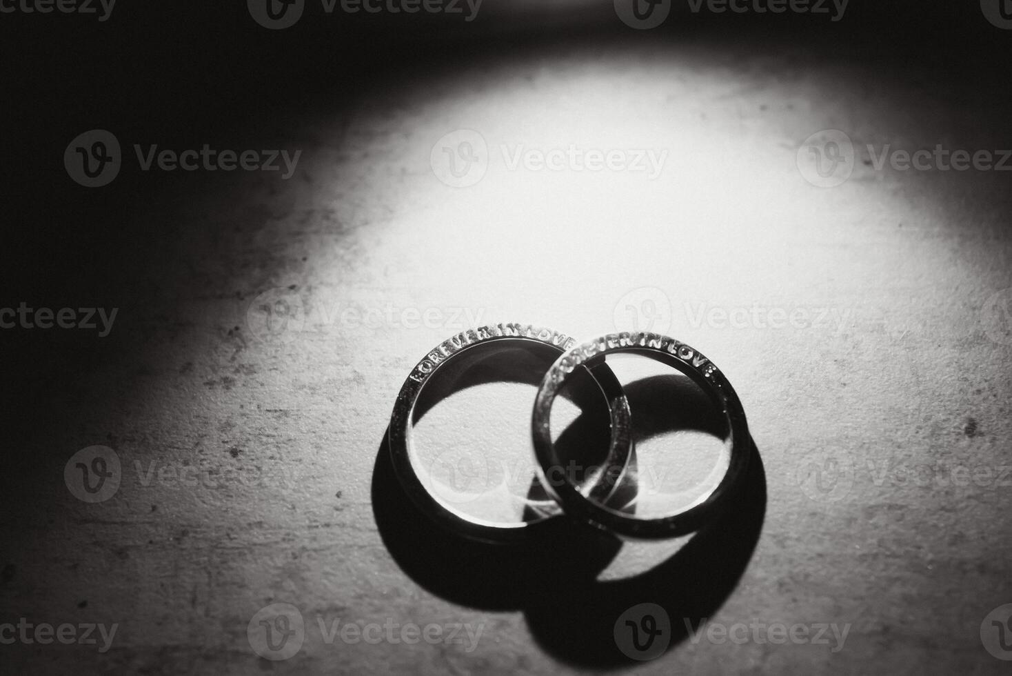 elegante Boda anillos para el novia y novio en un negro antecedentes con reflejos, macro, selectivo enfocar. foto