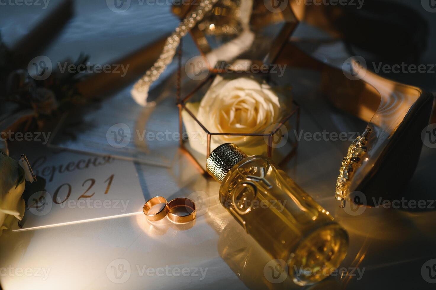 gold rings and a beautiful bridal bouquet of roses on the background. details, wedding traditions. close-up, macro. photo