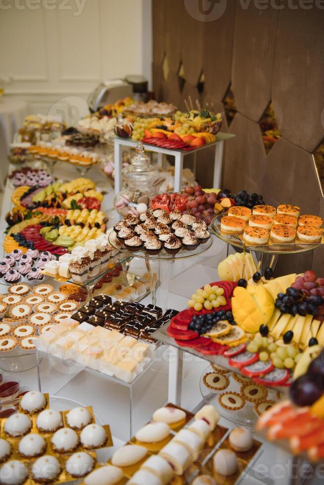 varios postre con Fresco Fruta en buffet línea, dulce. foto