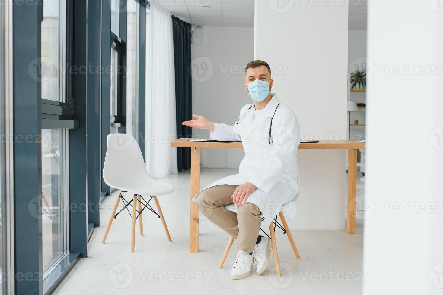 masculino recepcionista demostración alguna cosa en clínica foto