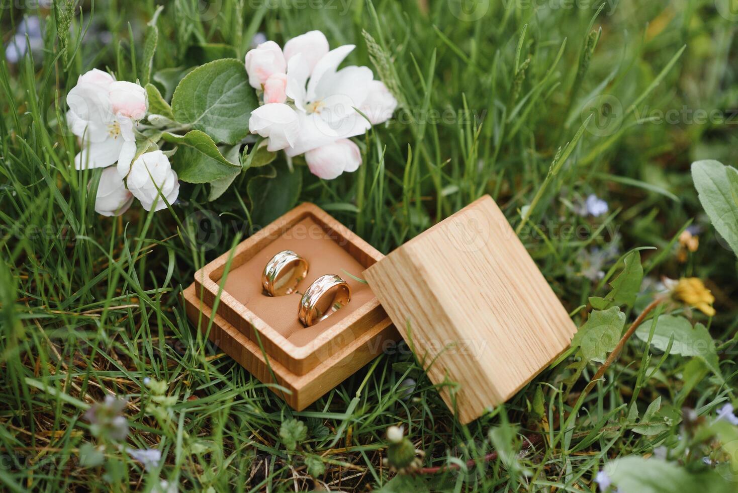 gold rings and a beautiful bridal bouquet of roses on the background. details, wedding traditions. close-up, macro photo