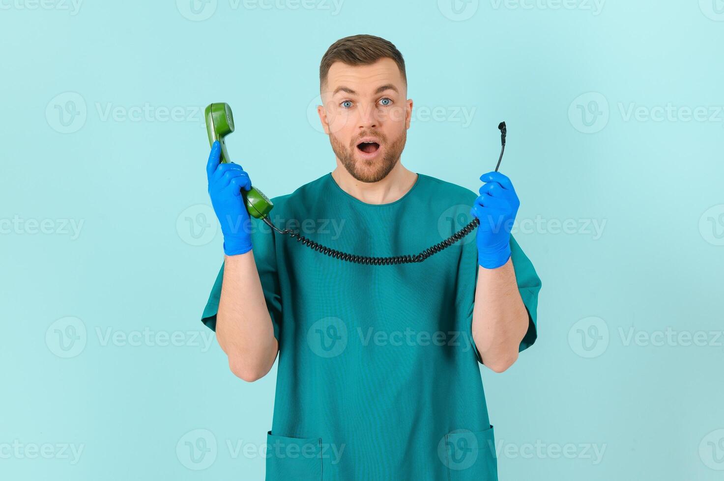 médico con teléfono en un azul antecedentes. médico llamada concepto foto