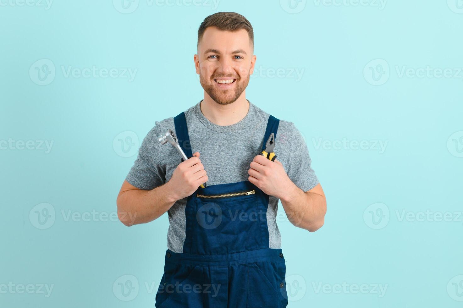 de cerca retrato de su él bonito atractivo alegre alegre contenido chico reparador artesano aislado terminado azul color antecedentes. foto