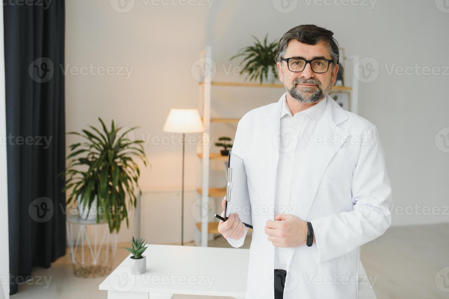 retrato de mayor médico en blanco Saco a lugar de trabajo. foto