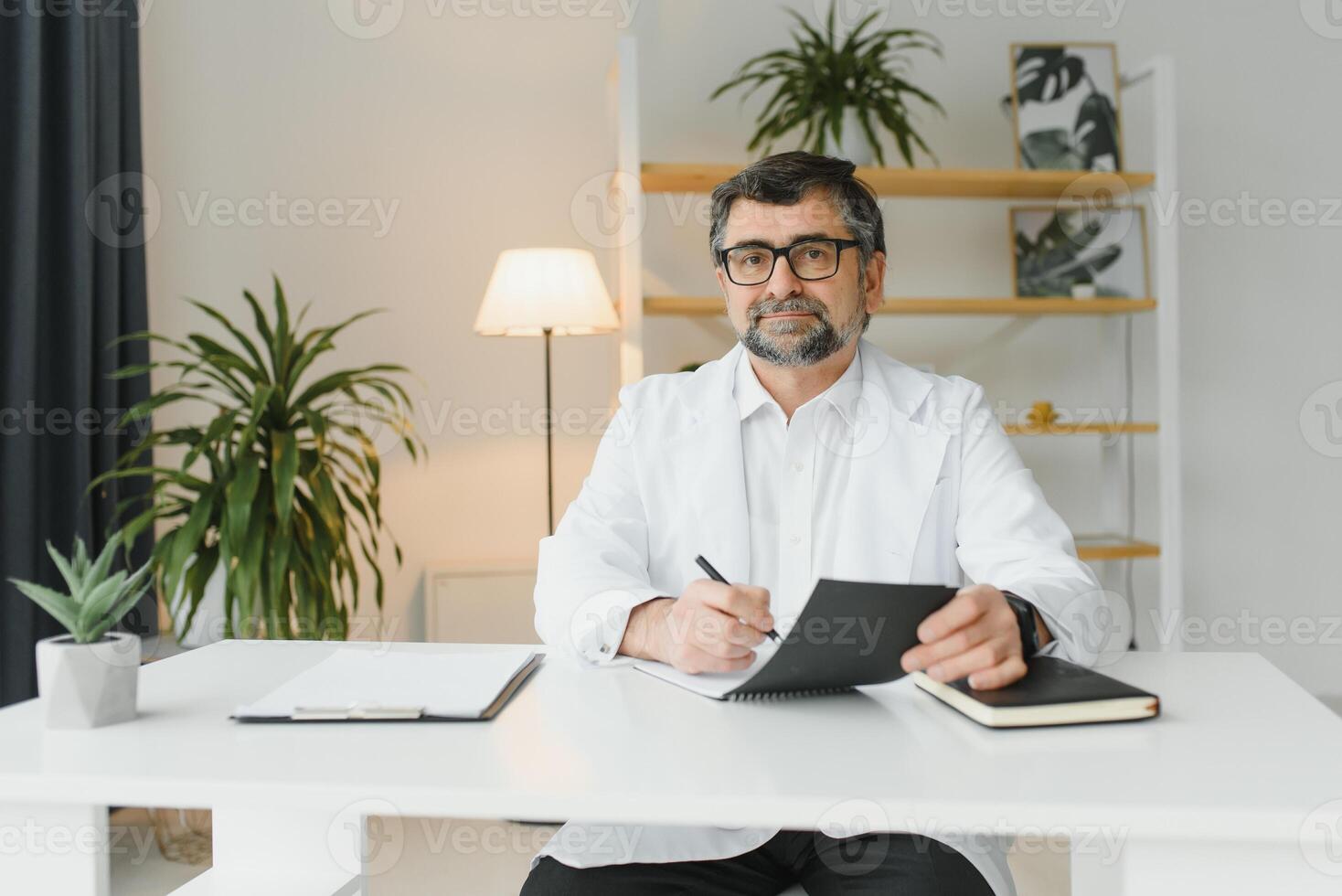 retrato de mayor médico sentado en médico oficina. foto