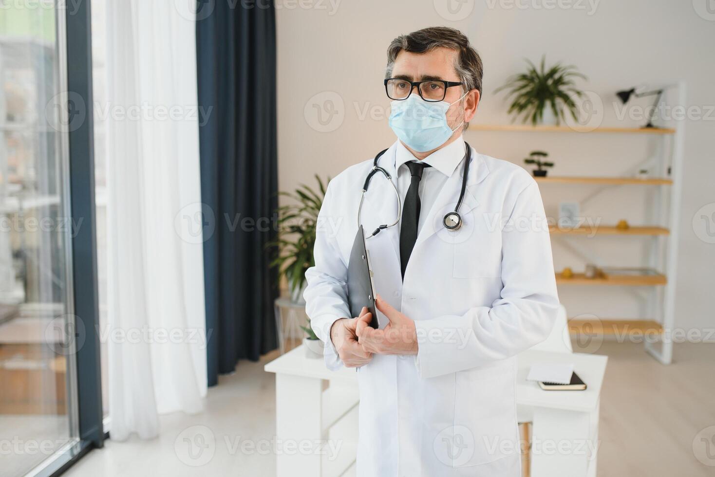 masculino médico con médico cara máscara y un estetoscopio a clínica foto