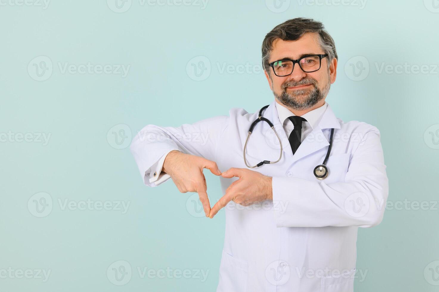 sonriente médico mayor médico con un estetoscopio. en un azul antecedentes. el concepto de de la humanidad victoria terminado enfermedad foto