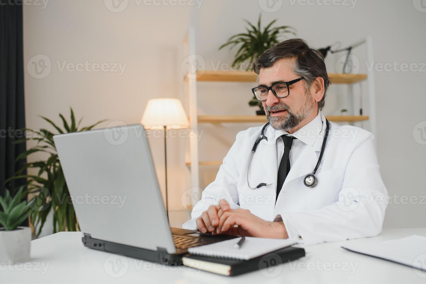 remoto médico consulta. un masculino médico consulta un mujer tiene un vídeo llamada conferencia computadora monitor sentado en un clínica oficina foto