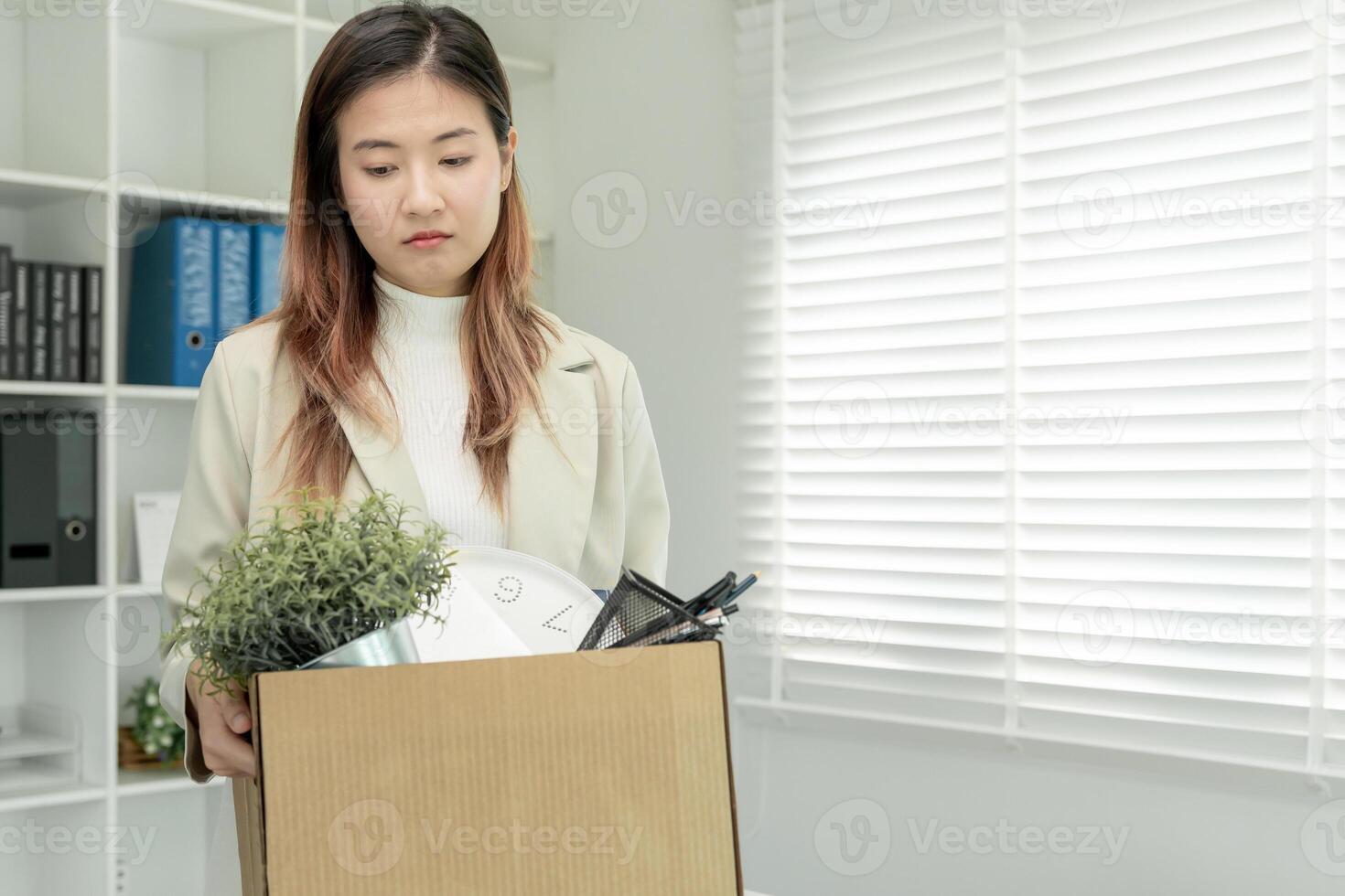 resignación, dejar, abandonar, Estresante mujer de negocios será Renunciar desde el compañía. hembra personal es levantamiento un marrón papel caja ese sostiene personal elementos. , trabajo colocación y vacantes, resignación letra foto