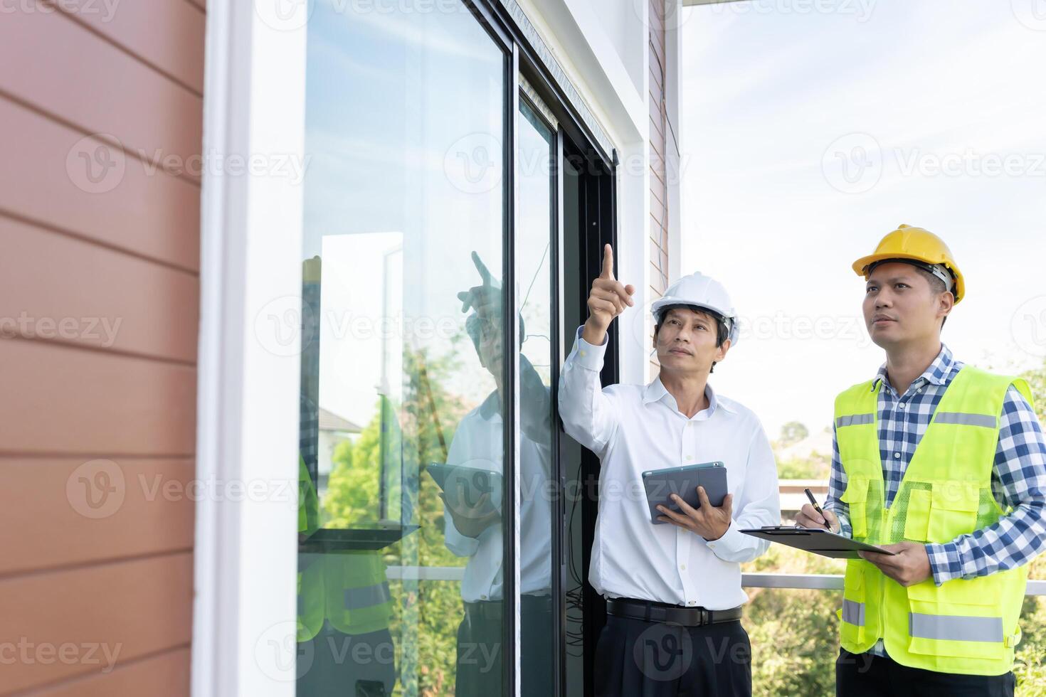 inspector ingeniero y propietario proyecto es inspeccionando construcción y calidad garantía nuevo casa. ingenieros o arquitectos o contactor trabajo a construir el casa antes de entrega eso terminado a el dueño de casa foto