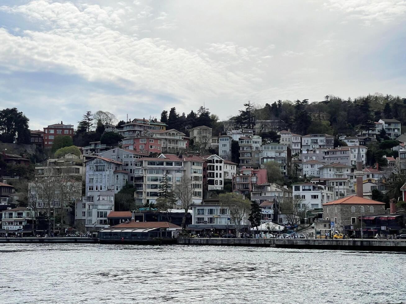 17 de abril 2023 - Estanbul, Turquía - ver de el asiático parte de Estanbul a través de el bósforo foto