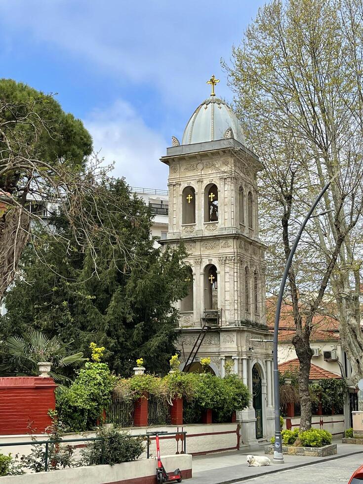 18 de abril 2023 - Estanbul, Turquía - cristiano Iglesia en kuzguncuk distrito foto