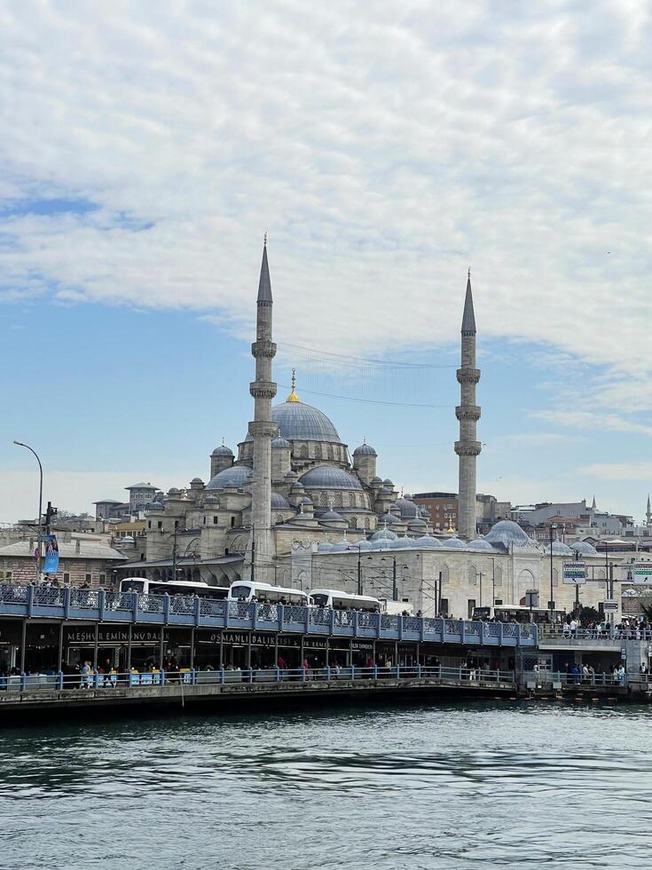 17 de abril 2023 - Estanbul, Turquía - paisaje urbano y azul mezquita foto