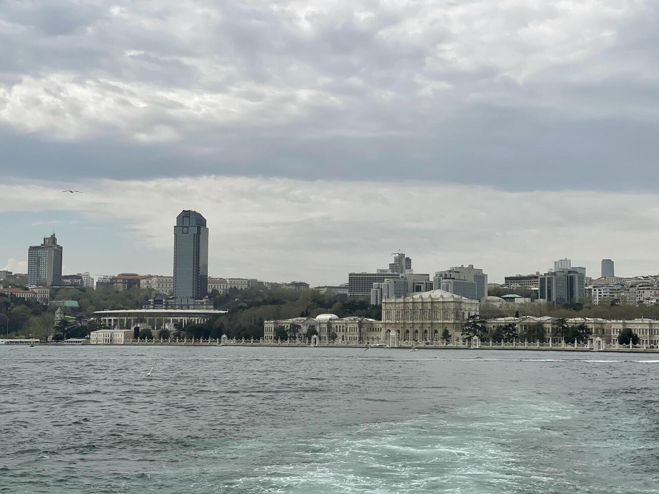 17 de abril 2023 - Estanbul, Turquía - dolmabahce palacio, ver desde el mar foto