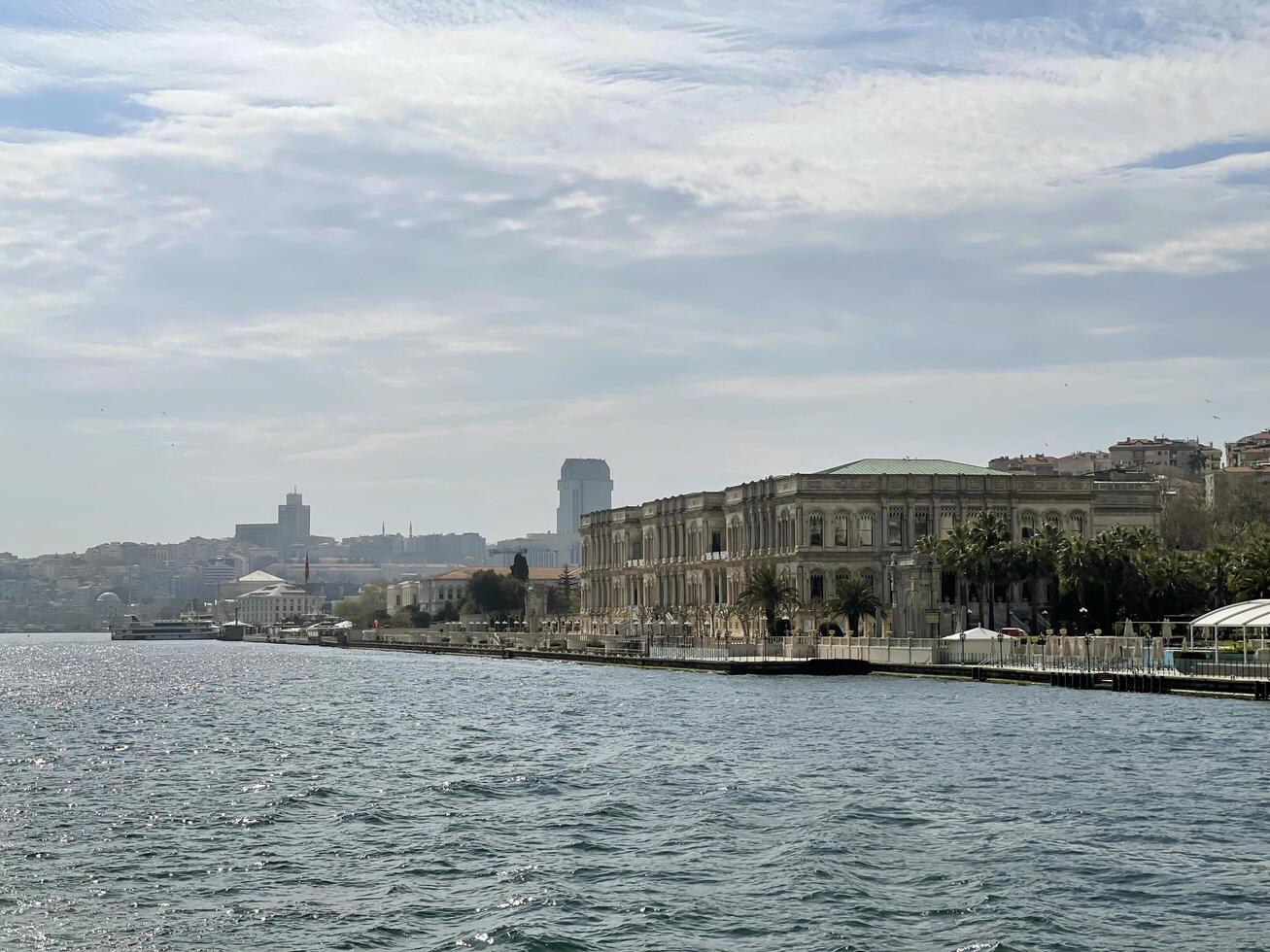 17 de abril 2023 - Estanbul, Turquía - dolmabahce palacio, ver desde el mar foto