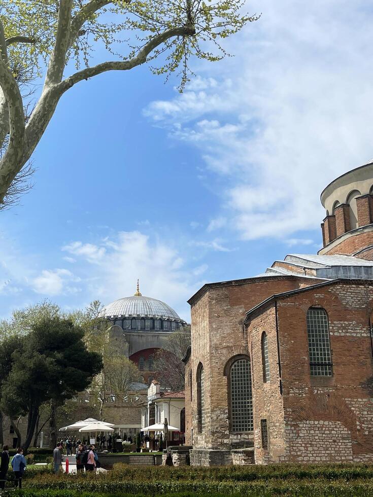 17 de abril 2023 - Estanbul, Turquía - hagia Irene Iglesia y hagia Sofía en Estanbul en un primavera día foto