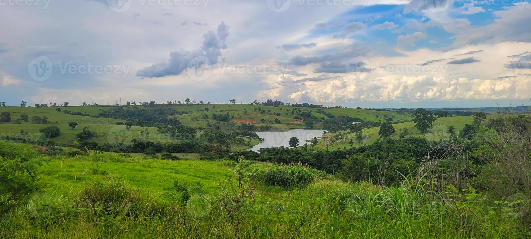 lago en el medio de el montañas en el medio de naturaleza en un Valle foto