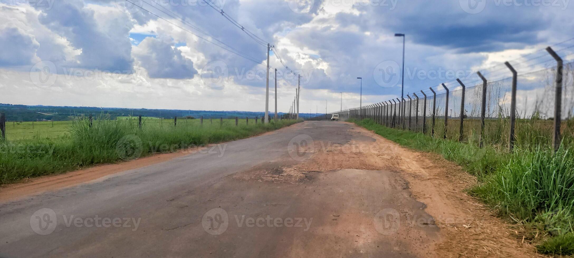 baches la carretera en el medio de naturaleza en un pasto en el interior foto