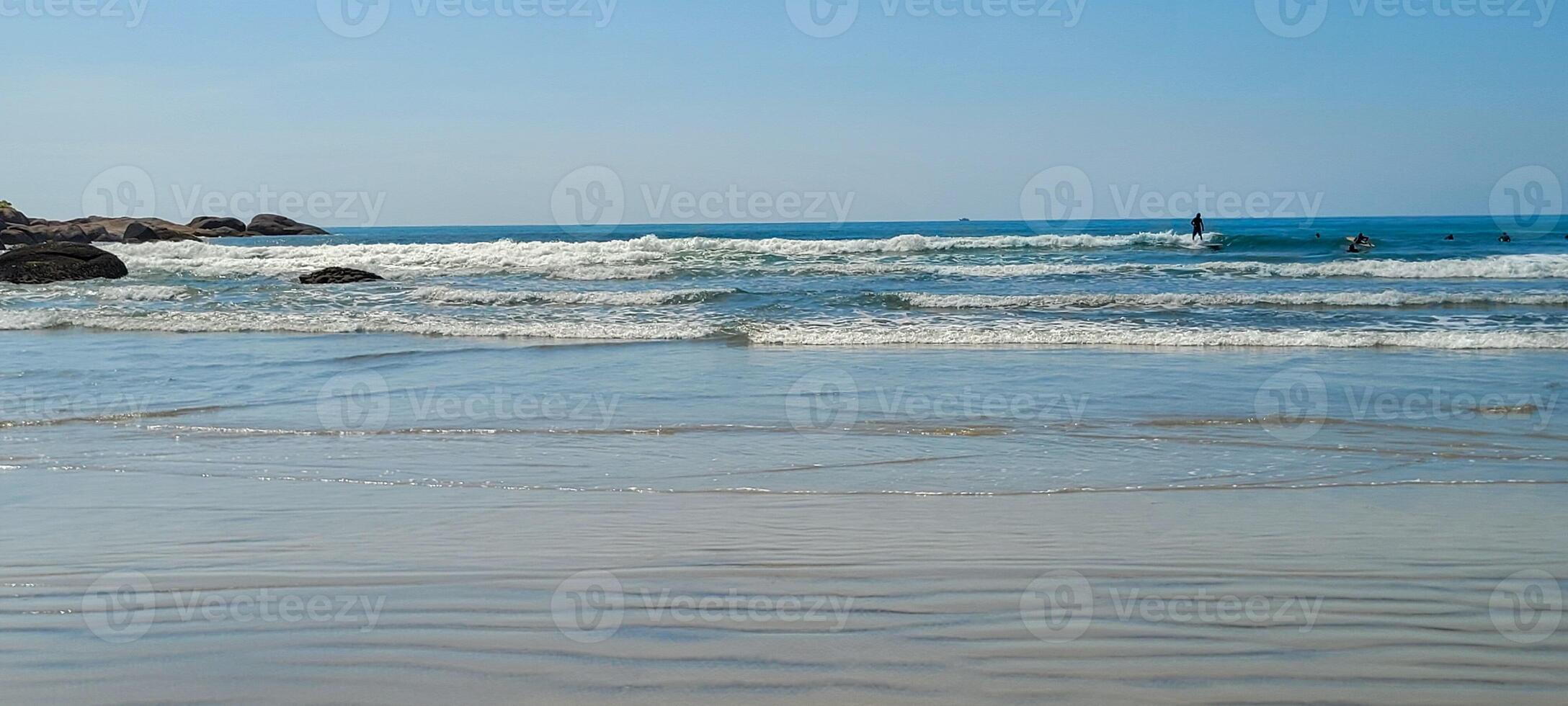 imagen de mar olas en el norte costa de Brasil en ubatuba itamambuca playa foto