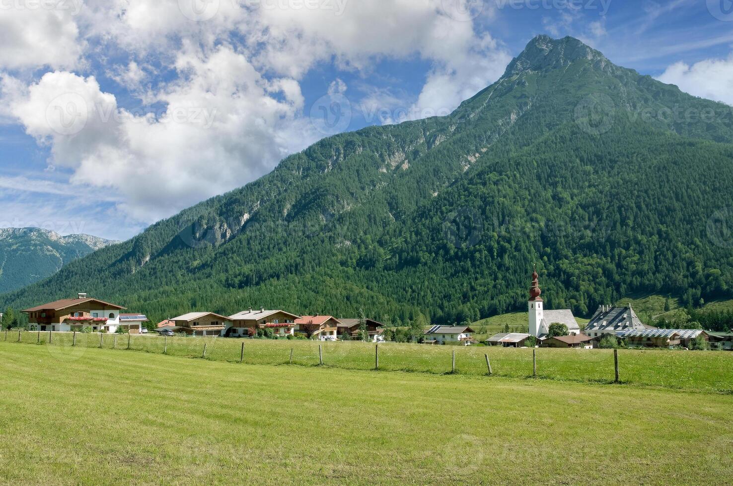 pueblo de Sankt ulrich a.m lago de piller, lago de piller valle, kitzbühel Distrito, Tirol, Austria foto