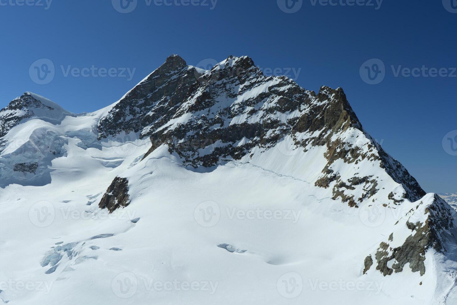 un montaña rango con nieve en eso foto