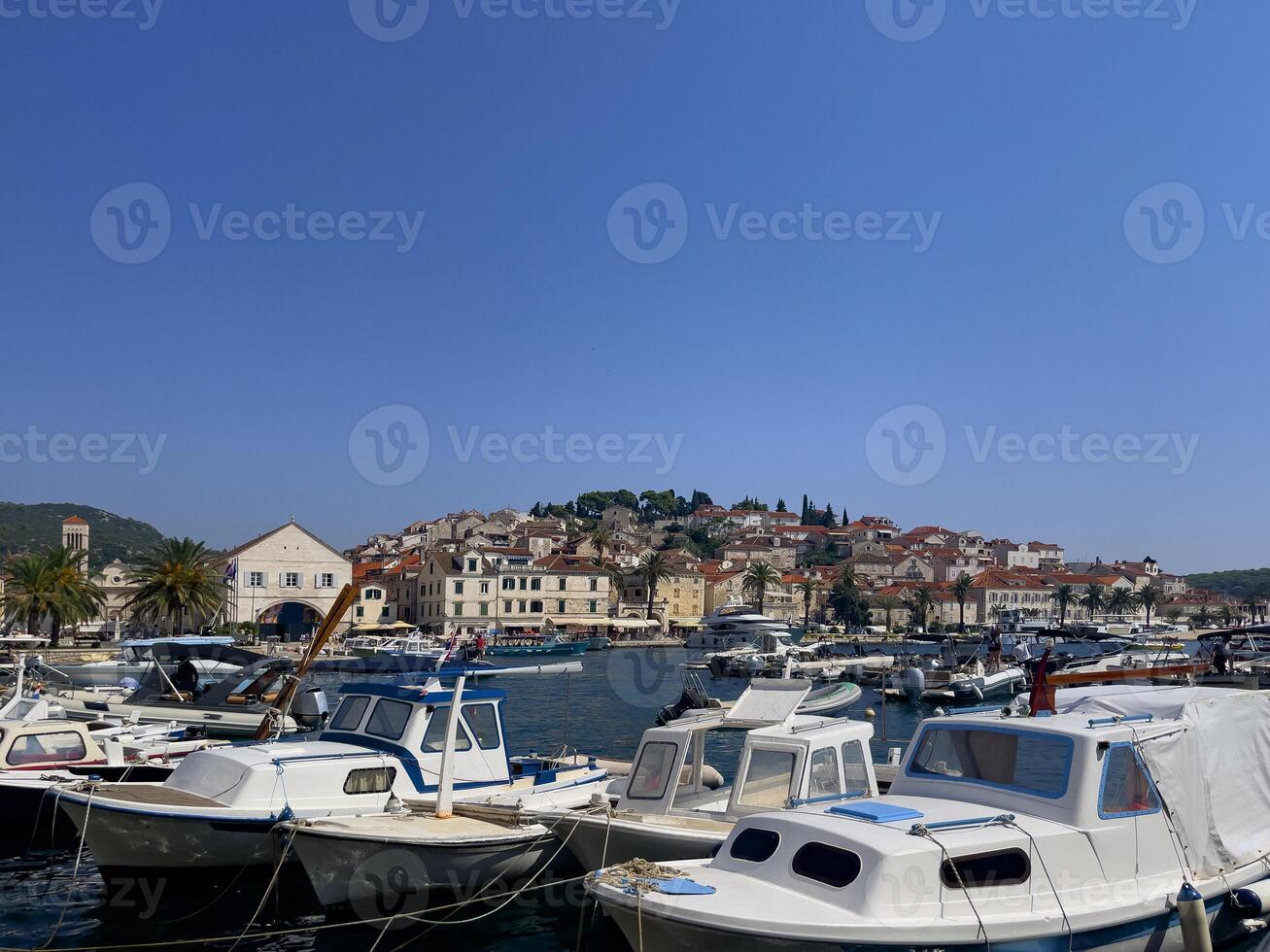 croata isla brac. verano vacaciones. viaje por velero. Puerto de brac. foto