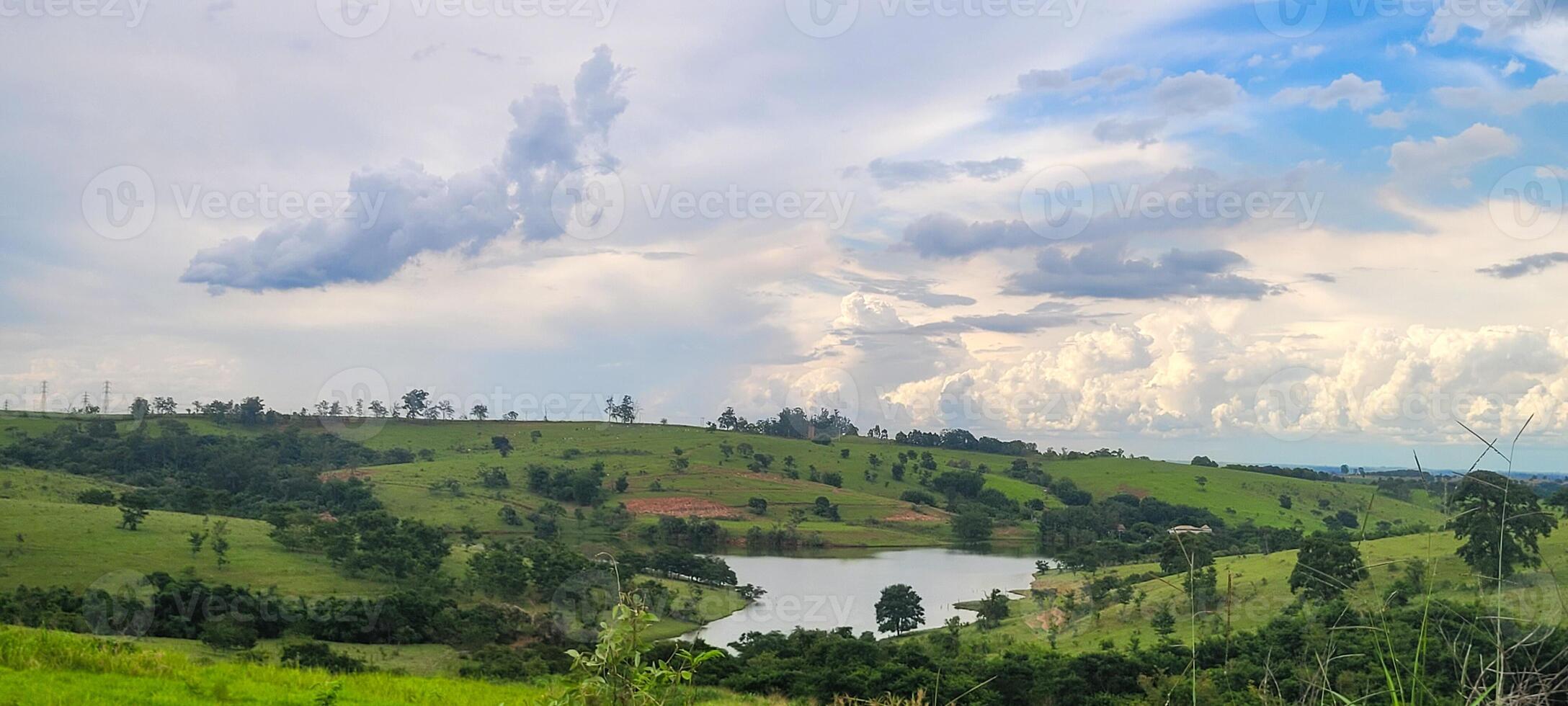 lago en el medio de el montañas en el medio de naturaleza en un Valle foto