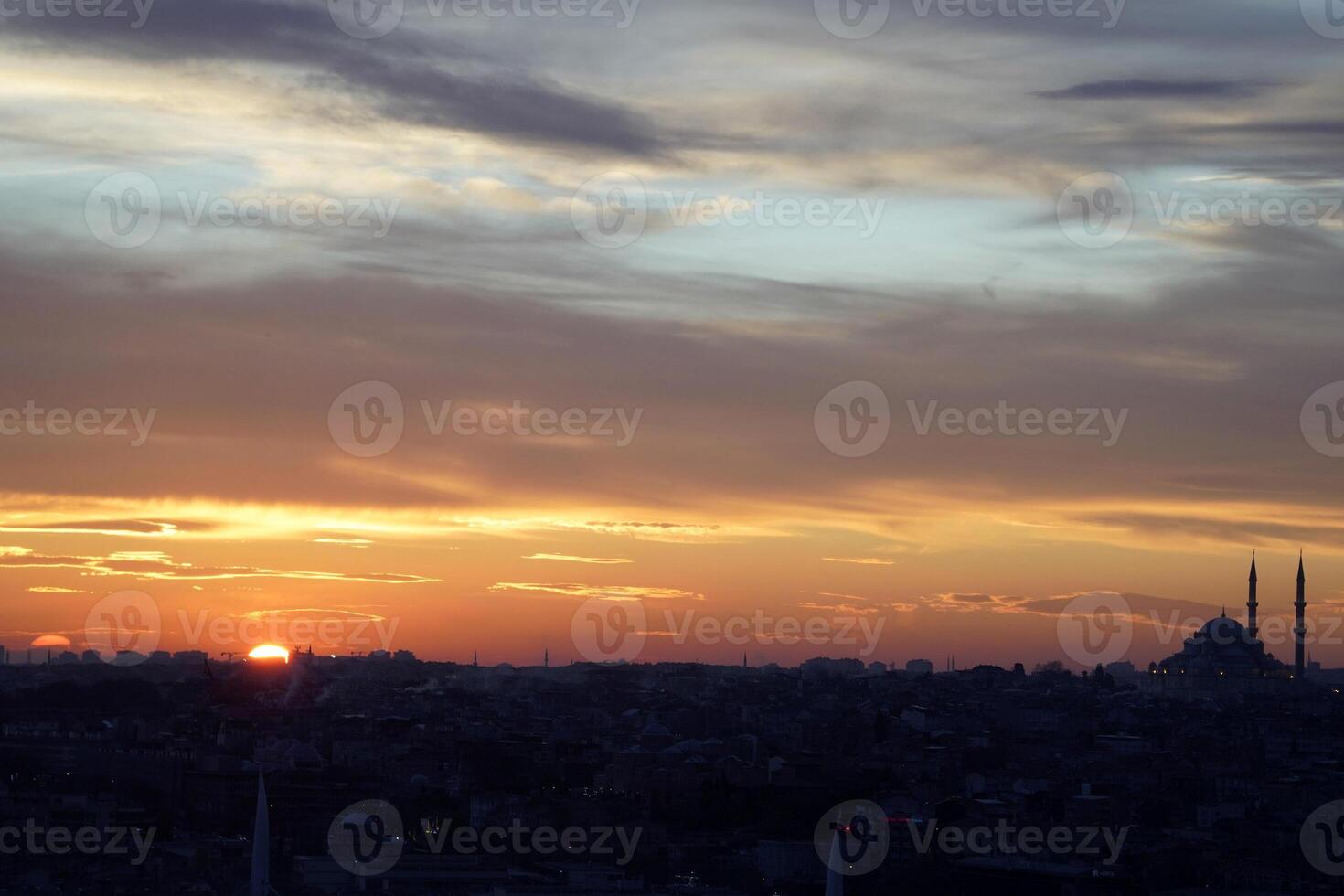 Estanbul aéreo paisaje urbano a puesta de sol desde galata torre foto