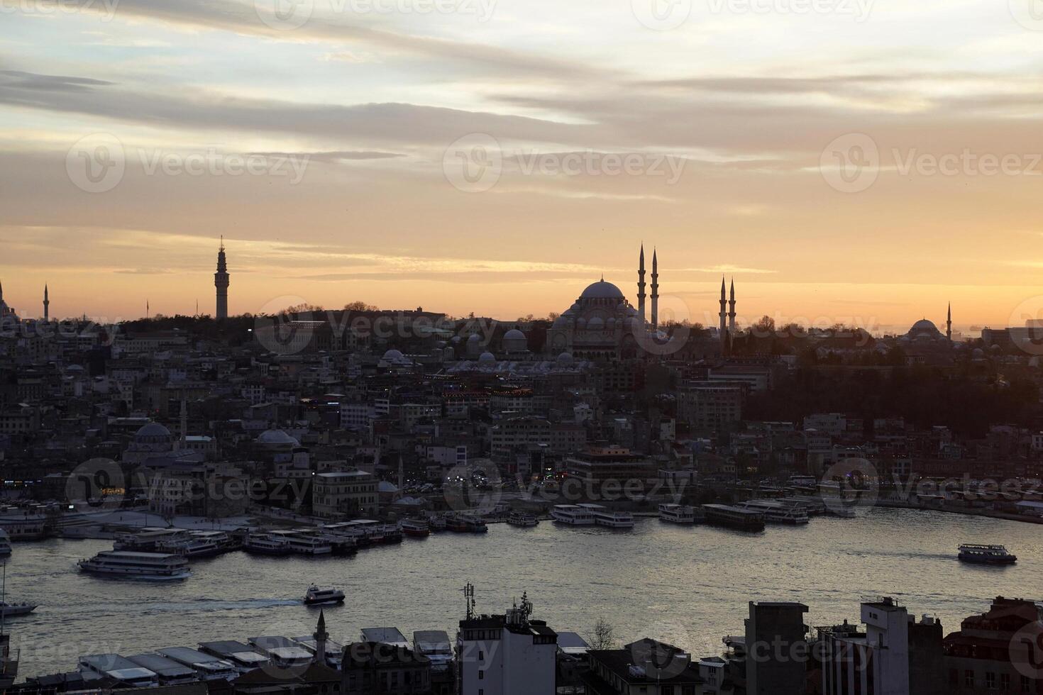 Estanbul aéreo paisaje urbano a puesta de sol desde galata torre suleymaniye mezquita foto