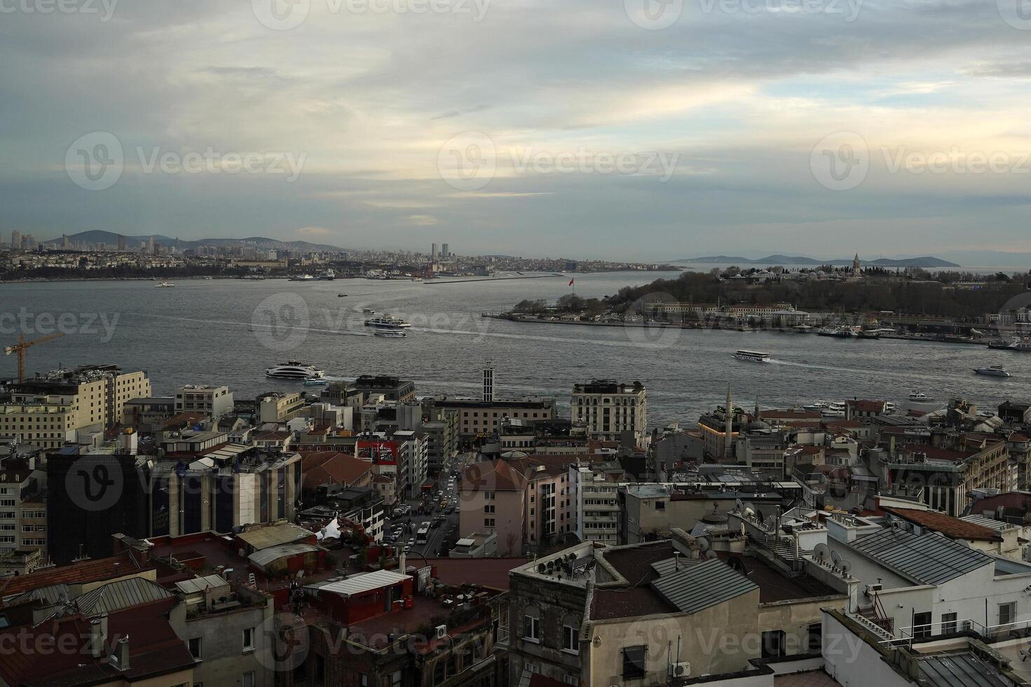 Estanbul aéreo paisaje urbano a puesta de sol desde galata torre topkapi palacio foto