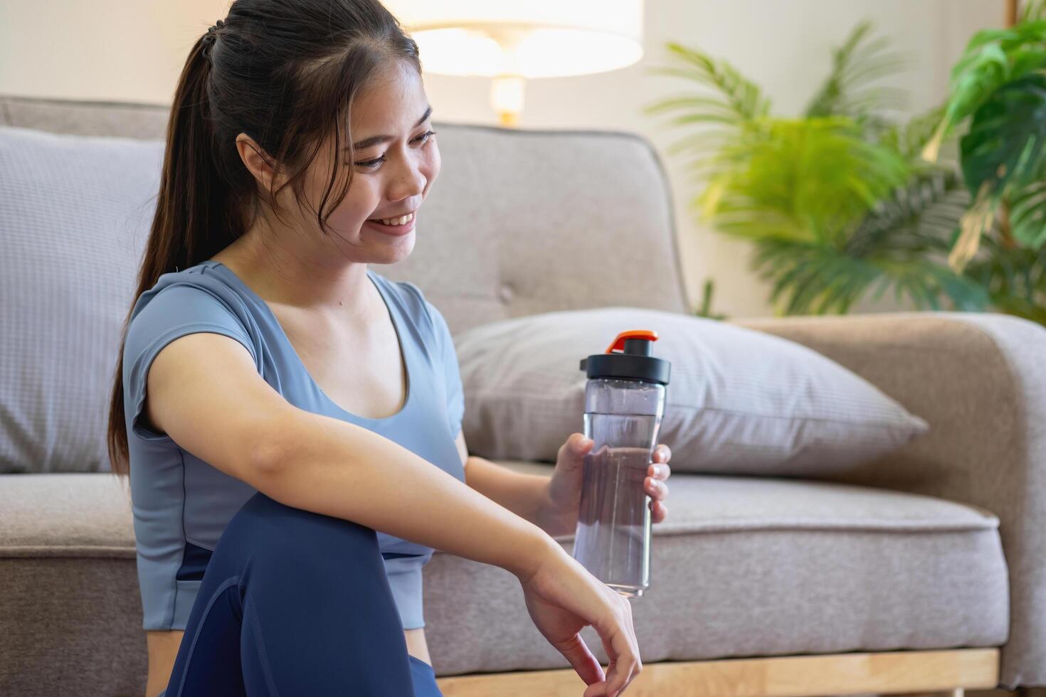 mujer son extensión, a hogar, y aptitud mujer ejercicio o hacer yoga en su dormitorio para salud y bienestar un saludable, calma hembra persona formación o trabajando en el casa piso. foto