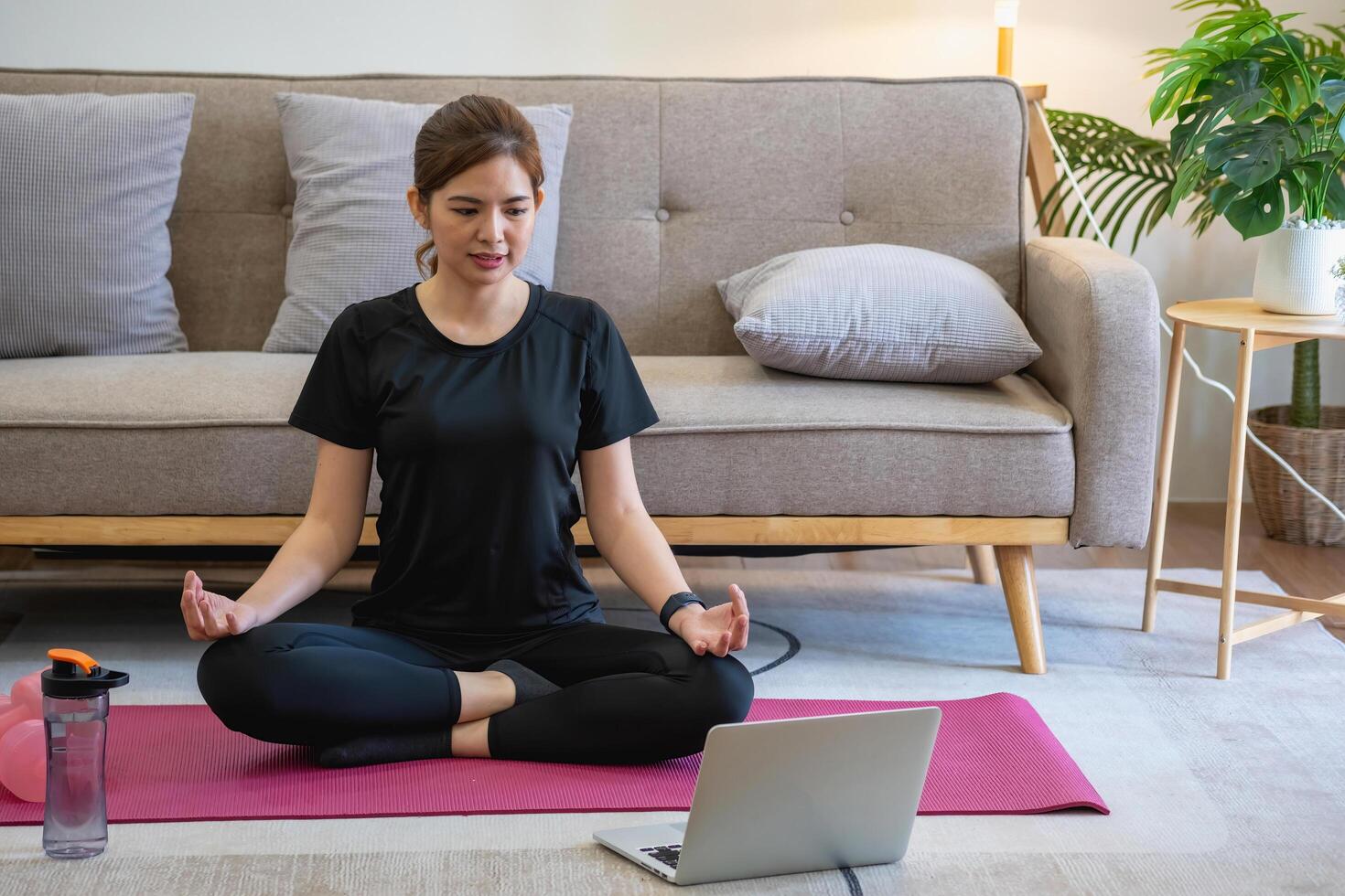 sano joven mujer haciendo respiración ejercicios a hogar, hermosa mujer meditando a hogar con ojos cerrado, practicando yoga, haciendo pranayama tecnicas atención plena meditación concepto foto