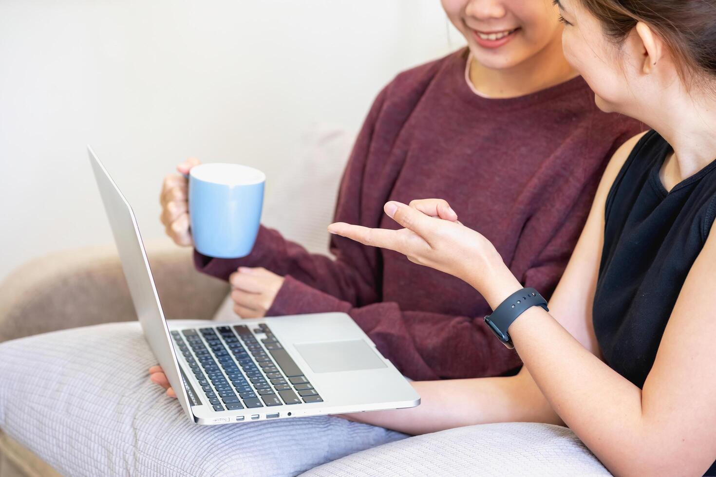 relajado joven asiático mujer disfrutando relajación en un confortable sofá a hogar. el hermosa niña tranquilamente relaja y respira Fresco aire en el casa. reloj películas y social redes foto