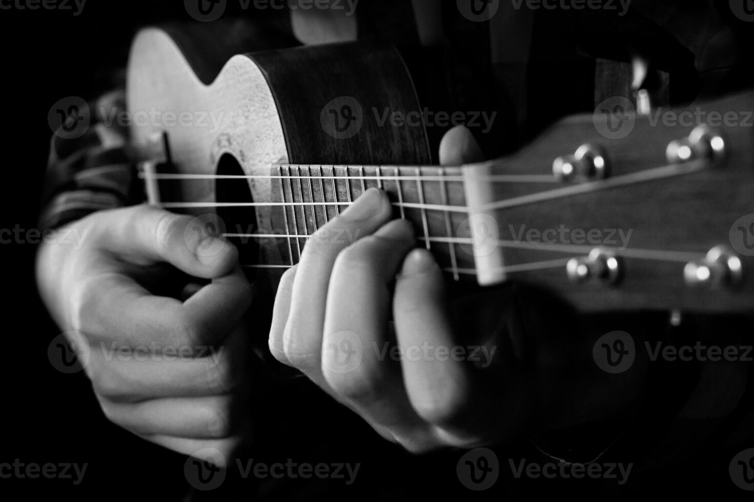 cerca arriba de hombre mano jugando ukelele guitarra foto