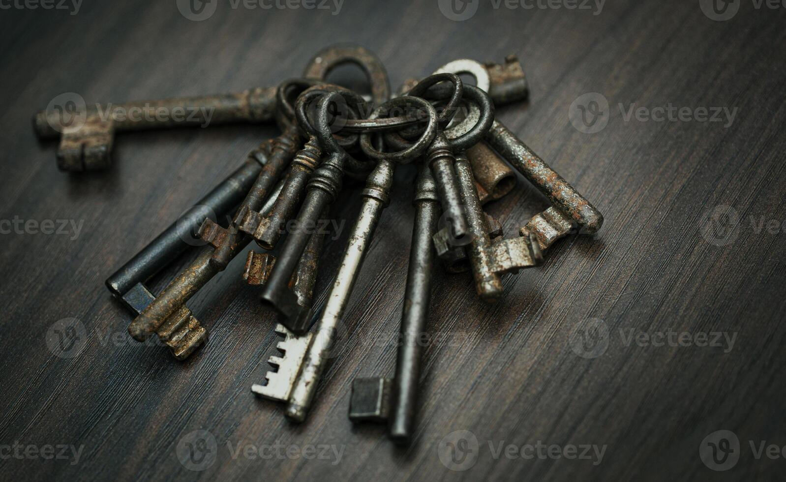 manojo de antiguo llaves en oscuro de madera fondo, cerca arriba foto