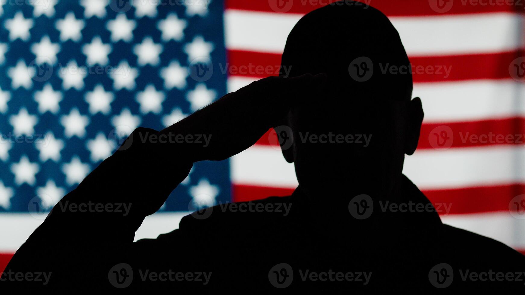 americano militar veteranos estar a atención en contra bandera foto
