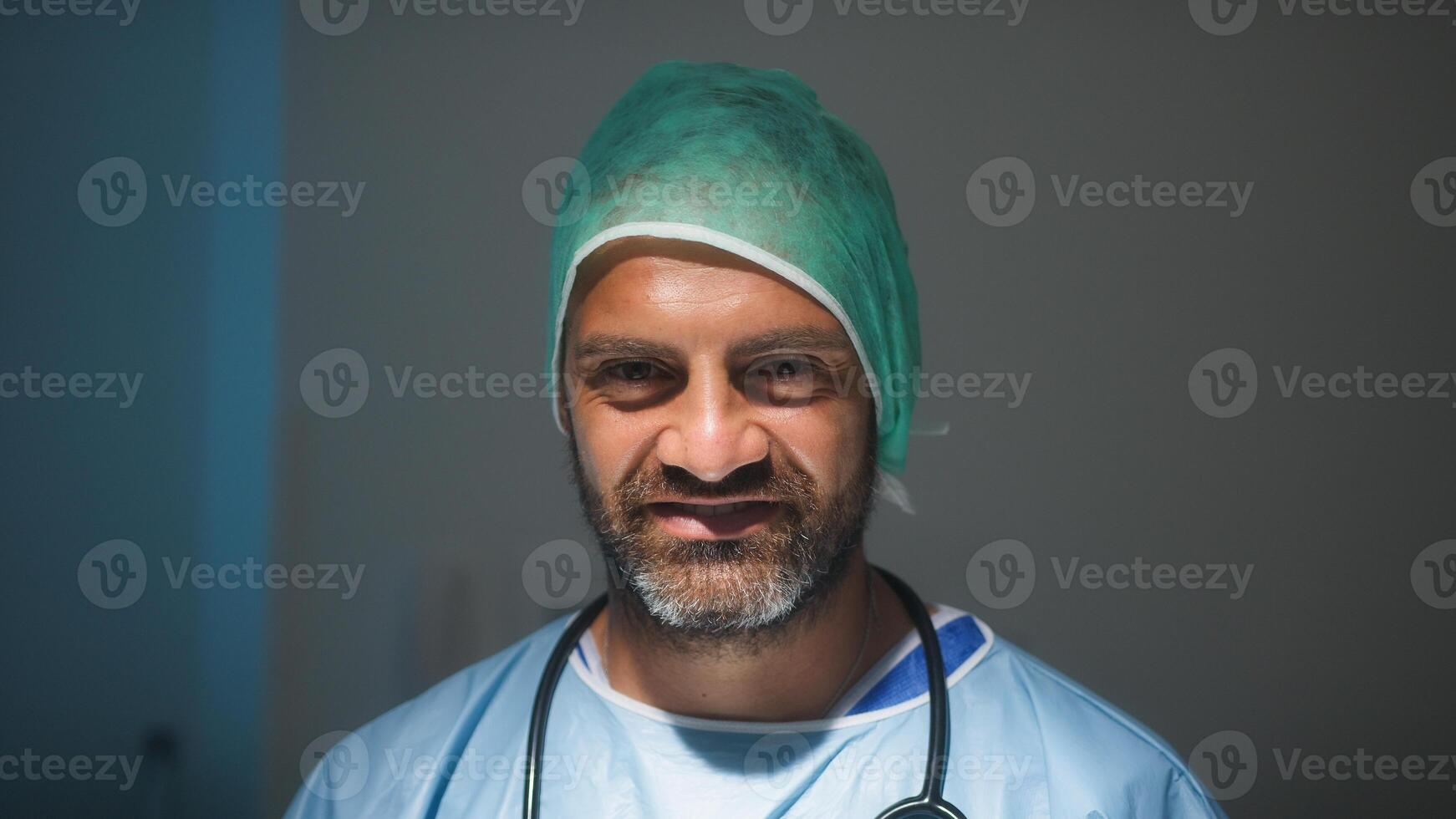 italiano hombre médico sonrisa con laboratorio Saco y estetoscopio en quirúrgico habitación foto