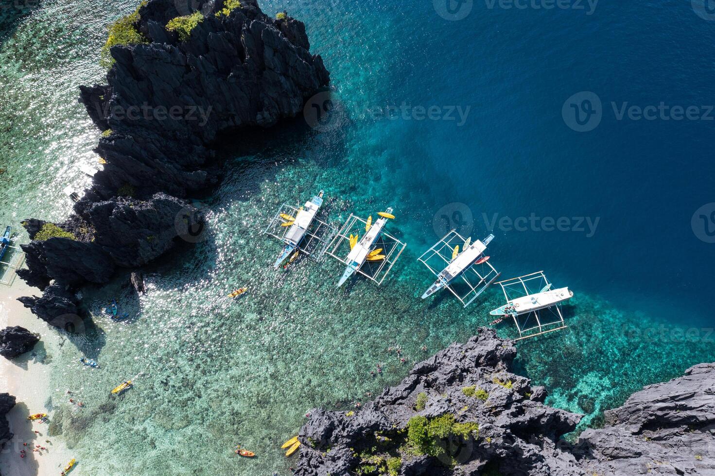 aéreo ver de diferente bangka bote, en secreto laguna. foto