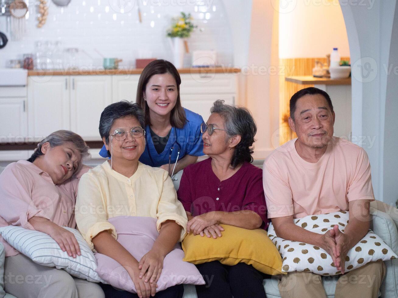 grupo trabajo en equipo mayor hembra masculino mujer hombre persona personas humano médico enfermero asistencia personal sincero foto vídeo contento éxito emplazamiento sofá paciente mayor salud cuidado médico profesional médico