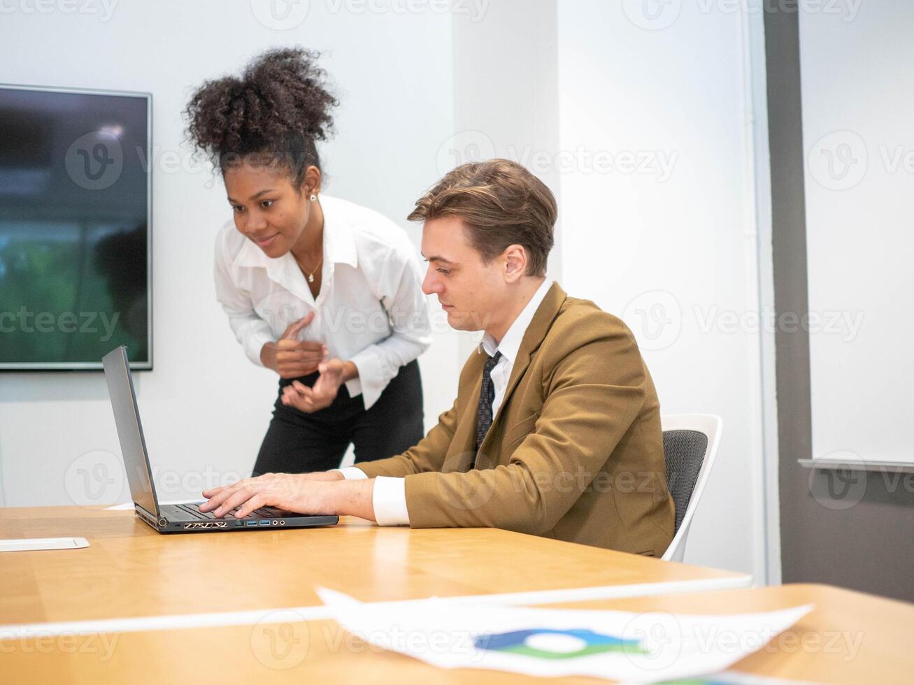 persona de negocios mujer de negocios empresario hembra masculino dama Caballero negro piel diversidad afro pelo trabajo jugar cuaderno computadora estudiante profesor educación estudiar aprendizaje alto colegio universidad Copiar sapce foto