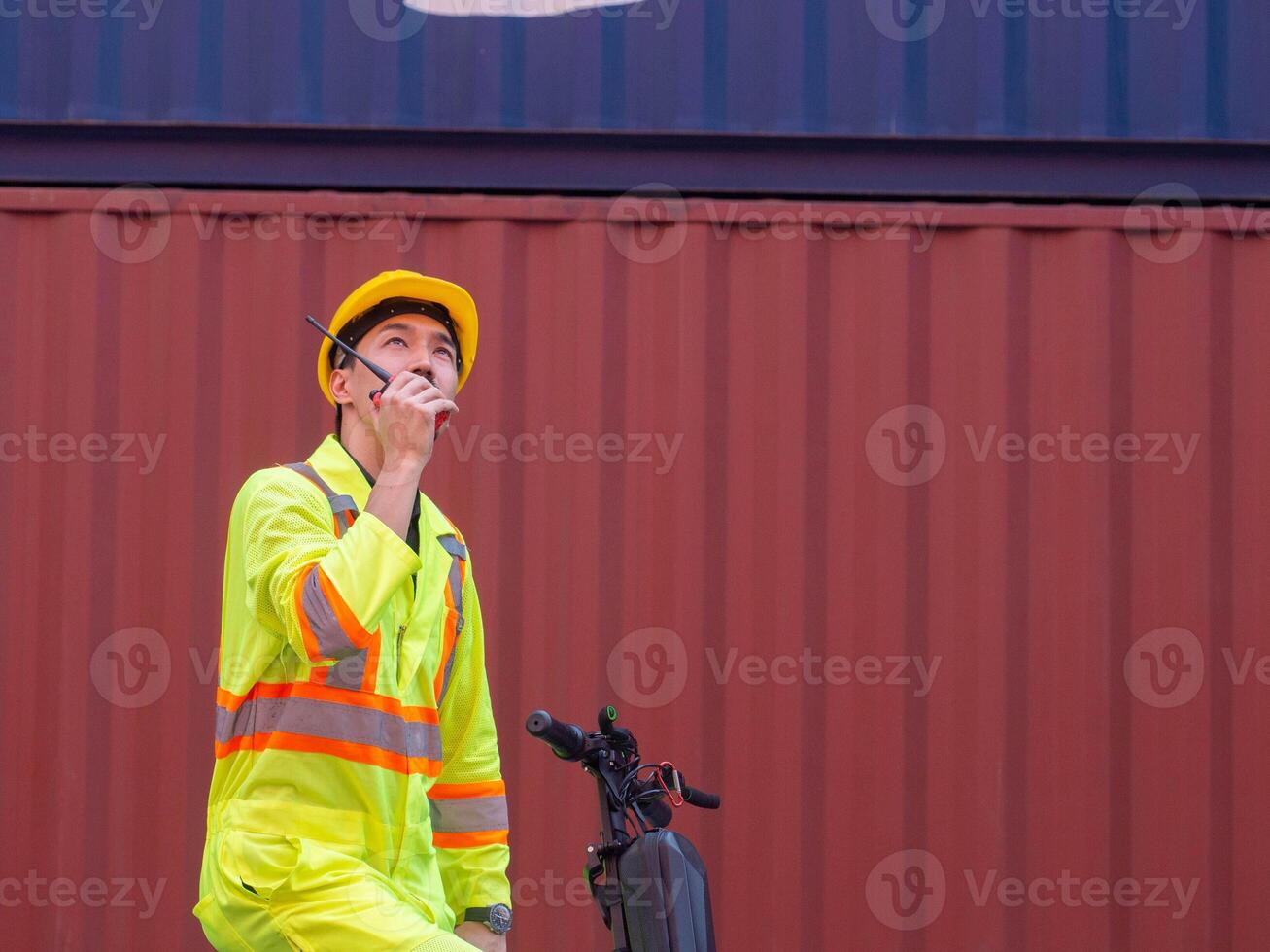 dos personas ingeniero masculino mano de obra personal empleado usar  uniforme amarillo casco casco seguridad hablar hablar discusión cuaderno  tableta informe información importación exportación envío logística carga  persona trabajo en equipo 18932630